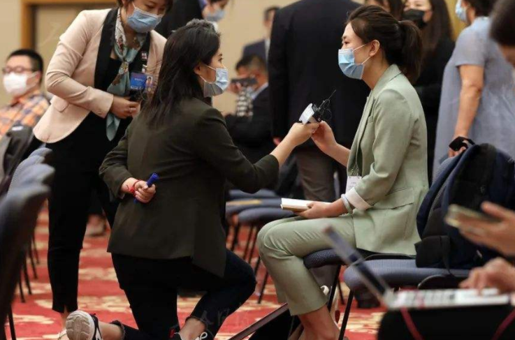 和兴束油向城市脊梁致敬——香港和兴束油向公交车司机捐赠保健品